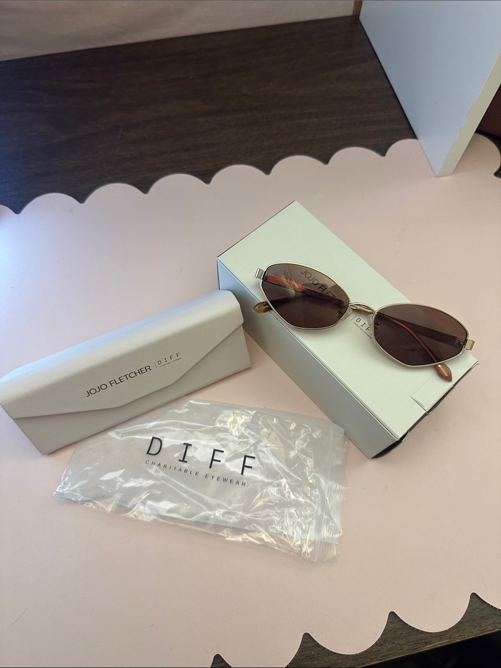 JOJO FLETCHER x DIFF Brown Oval Sunglasses